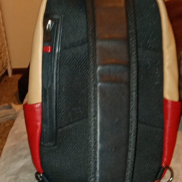 I'm selling a men's Coach crossover/sling body bag. Never used, without pricetag - Picture 3 of 5